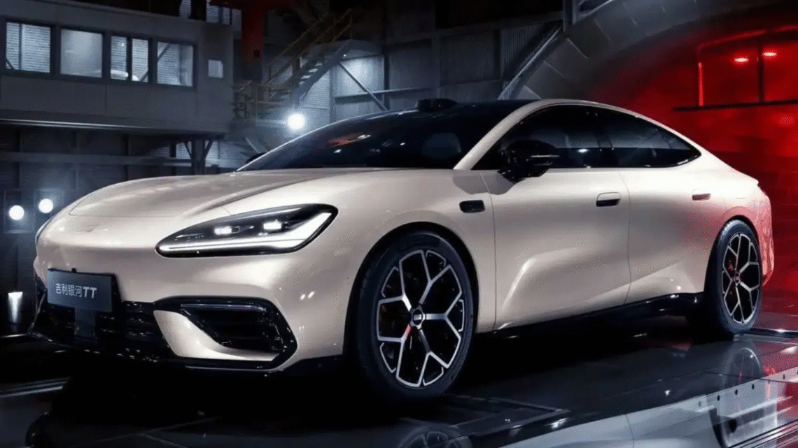 Geely lança sedã elétrico Galaxy TT com 333 cv e arquitetura de 800V