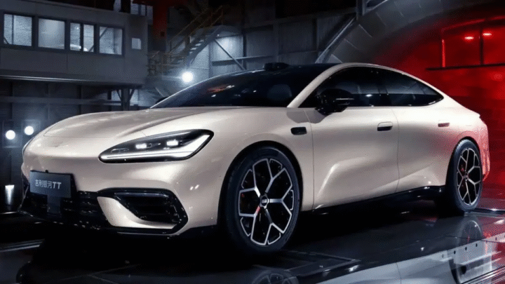 Geely lança sedã elétrico Galaxy TT com 333 cv e arquitetura de 800V