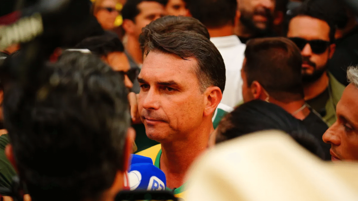 Aliados veem erro de Flávio Bolsonaro sobre a CNBB e reação desastrosa em crise