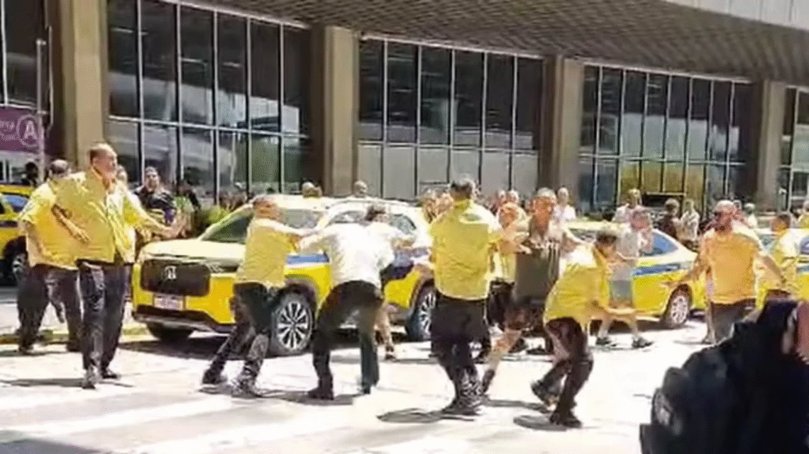 Disputa por passageiros em aeroporto no RJ termina em pancadaria entre taxistas