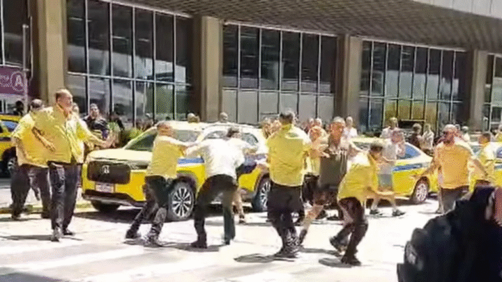 Disputa por passageiros em aeroporto no RJ termina em pancadaria entre taxistas