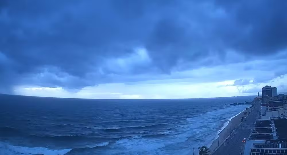 Frente fria avança pela Bahia e traz chuva forte e ventos de até 70 km/h