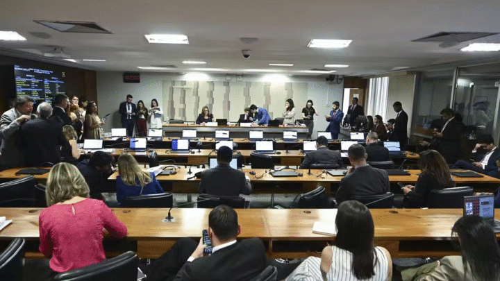 Fim da taxa das blusinhas é aprovado em comissão e vai ao plenário