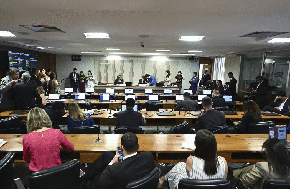 Fim da taxa das blusinhas é aprovado em comissão e vai ao plenário