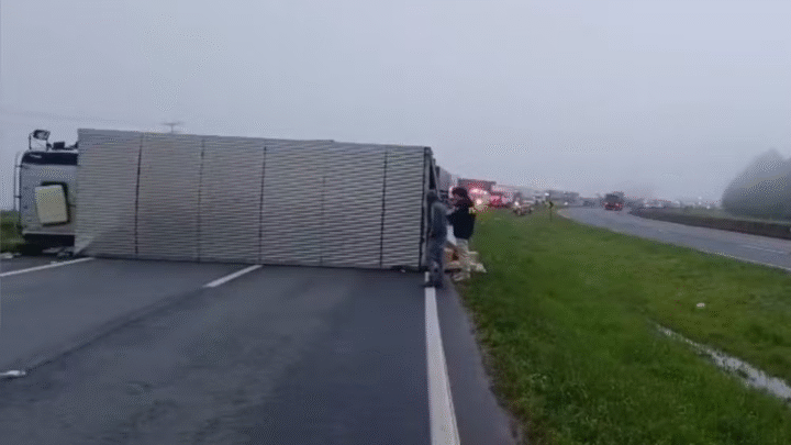Carro na contramão provoca tombamento de caminhão e bloqueia a BR-376 por seis horas no Paraná