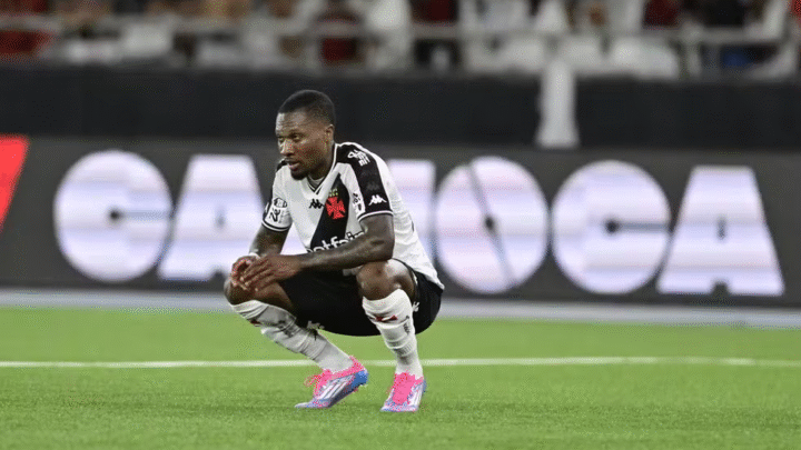 Vasco relaciona atacante angolano Loide Augusto após mais de um ano afastado