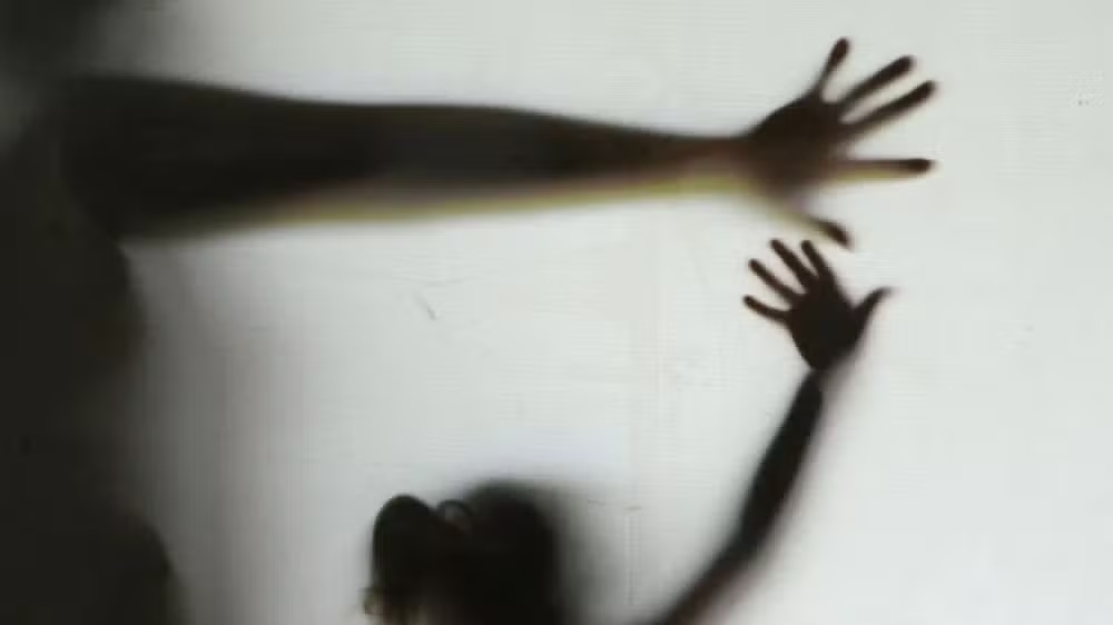 Escola afasta professor de educação física após denúncia de estupro de vulnerável em São Vicente