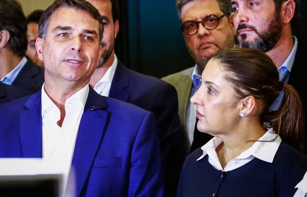 Flávio Bolsonaro promete cashback via PIX para contas de luz e prestações se for eleito