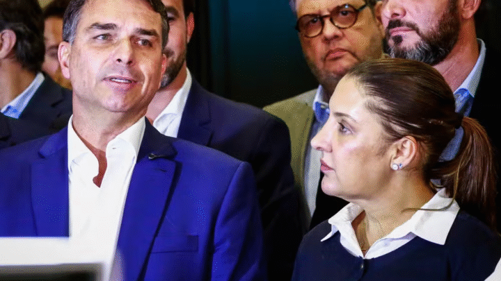 Flávio Bolsonaro promete cashback via PIX para contas de luz e prestações se for eleito