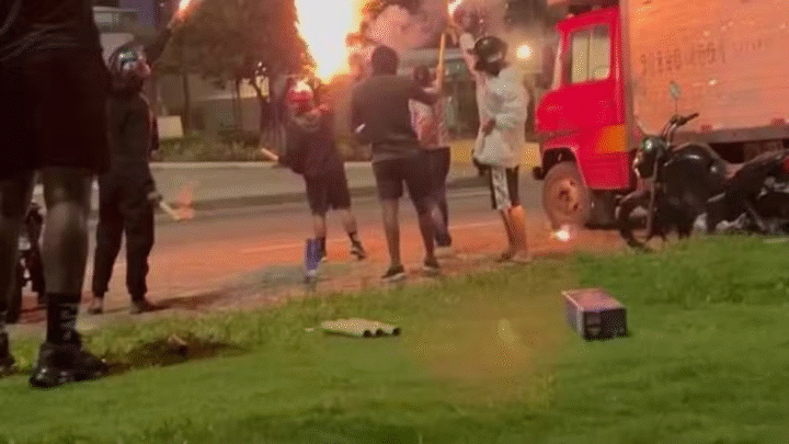 Torcedores do Vasco fazem foguetório de madrugada perto de hotel do Boca Juniors no Rio