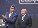 Lula e Flávio Bolsonaro disputam neste domingo (25) o 2º turno das eleições 2026 - Foto: Renato Pizzutto/Band