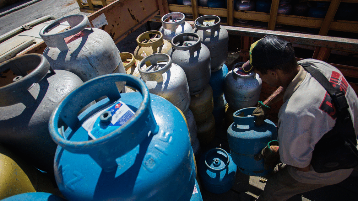 Gás de cozinha e gasolina ficam mais caros na Bahia após reajuste da Acelen