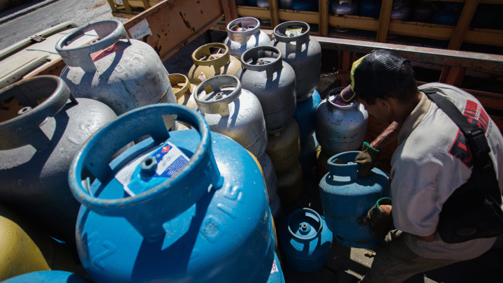 Gás de cozinha e gasolina ficam mais caros na Bahia após reajuste da Acelen