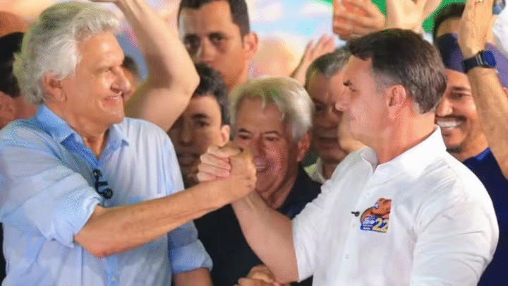 Flávio Bolsonaro cita maioria na Câmara e no Senado para mudar a Constituição do país