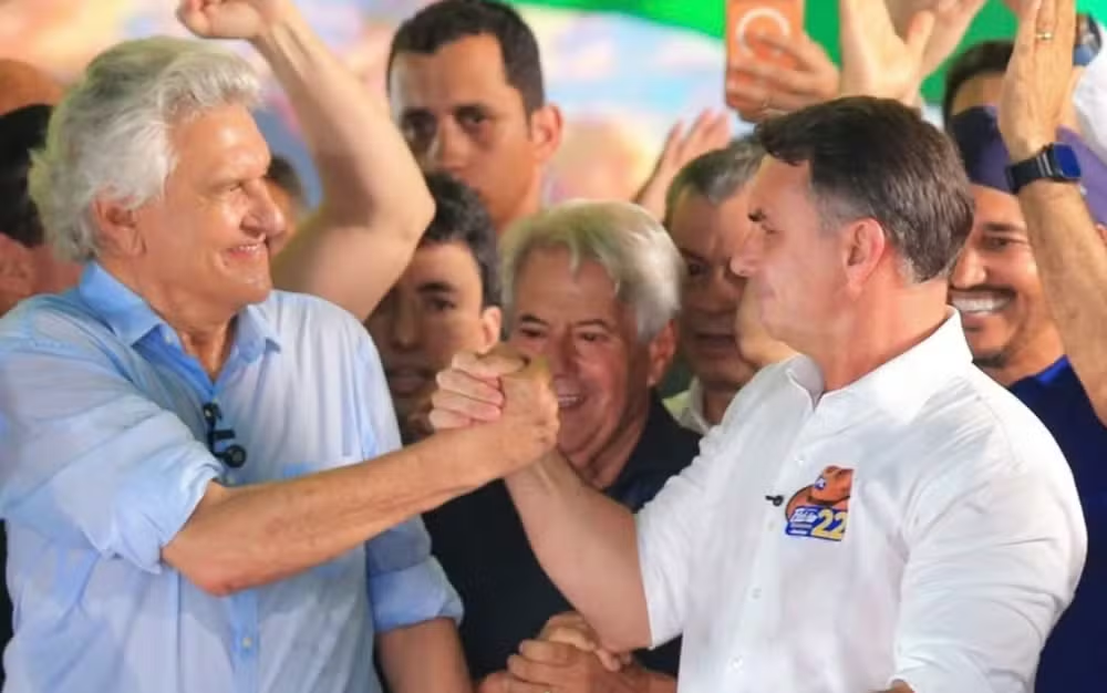 Flávio Bolsonaro cita maioria na Câmara e no Senado para mudar a Constituição do país