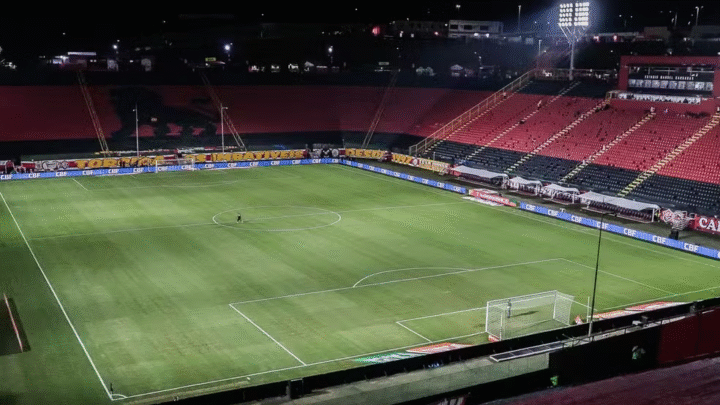 Vitória x Chapecoense se enfrentam no Barradão em jogo decisivo da 29ª rodada
