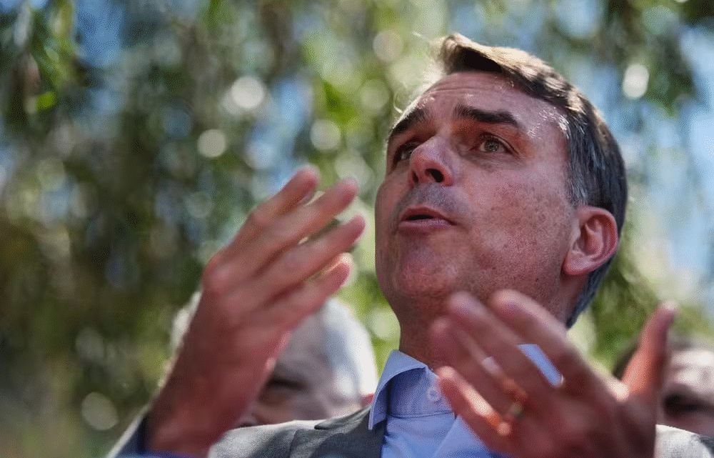 Flávio Bolsonaro cita maioria no Congresso para PECs de reforma no Judiciário e maioridade penal