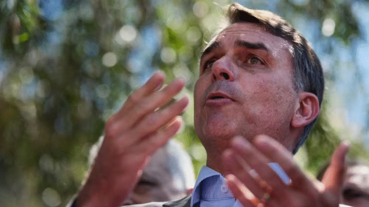 Flávio Bolsonaro cita maioria no Congresso para PECs de reforma no Judiciário e maioridade penal