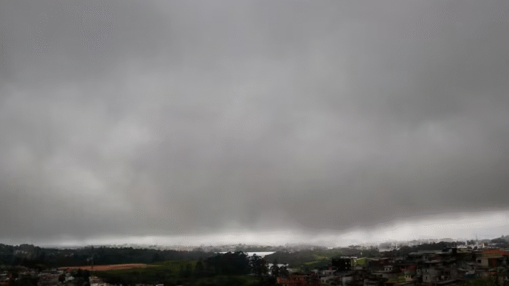 Alerta de tempestade severa ameaça o Sul com ventos acima de 100 km/h e granizo