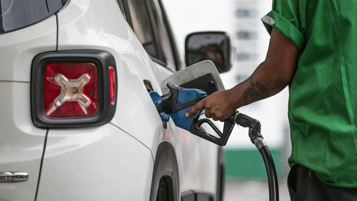 Governo zera imposto federal sobre gasolina e reforça subsídios do diesel e etanol