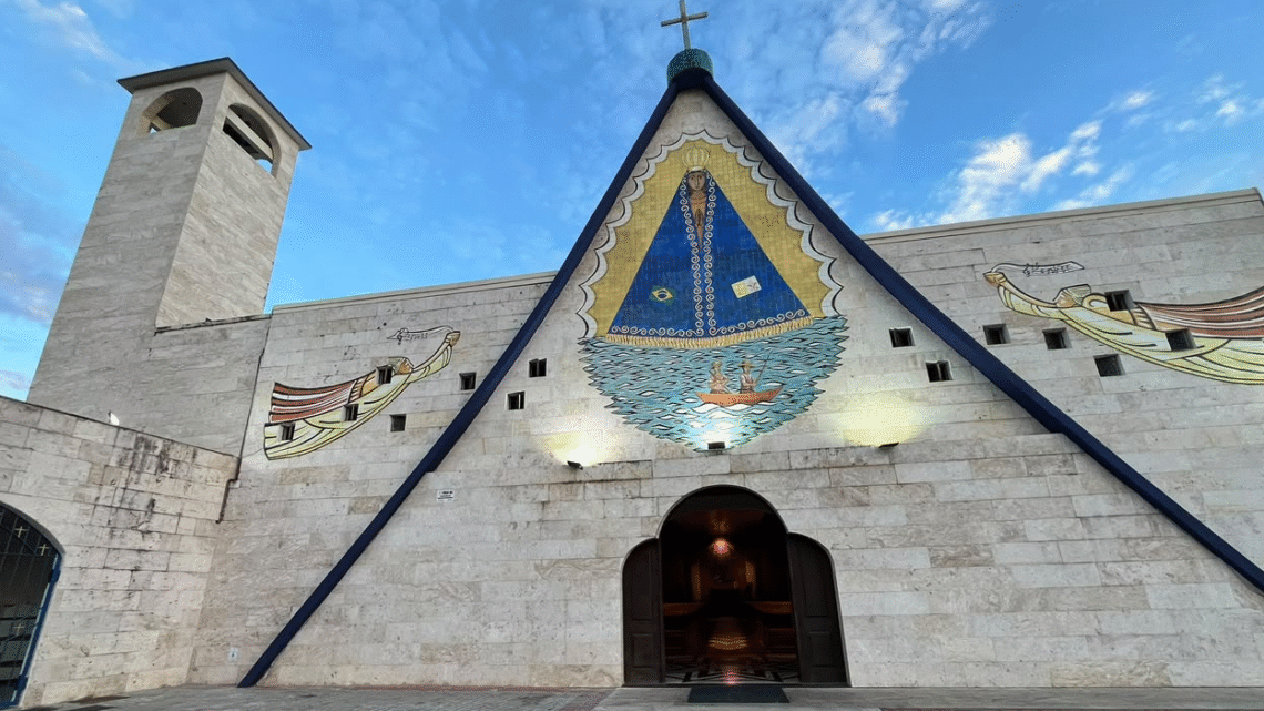 Devotos homenageiam Nossa Senhora Aparecida com missas e procissão no Imbuí
