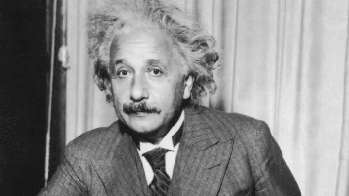 Albert Einstein: reflexão sobre maturidade e empatia volta a impactar o debate público