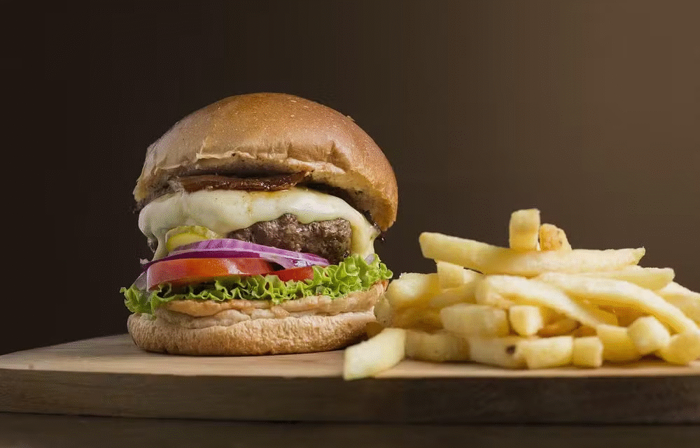 Justiça condena rede de fast food por fornecer hambúrguer e batata frita como refeição diária