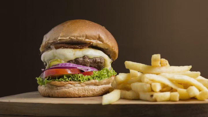Justiça condena rede de fast food por fornecer hambúrguer e batata frita como refeição diária