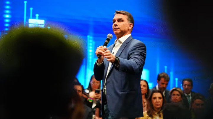 PF descobre que Flávio Bolsonaro figurava como ‘usuário master’ em conta de empresa de Willer Tomaz